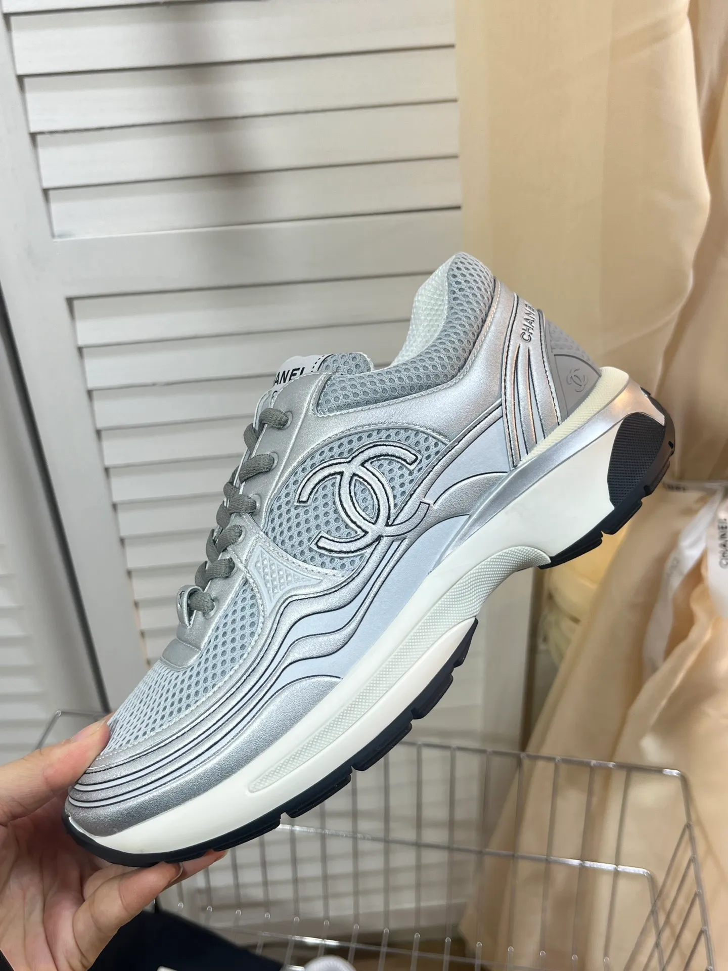 👟👟Ex-factory price 640👟👟 Men +10chanel Chanel 2023 early spring vacation series latest casual sports shoes silver white, gold white, silver gray, black and red! Incomparably beautiful and easy to wear, very light, the lining is also super soft, super comfortable, the upper is breathable, the color is high-end and durable, versatile. Upper: cowhide and cloth stitching. Lining: breathable mesh. Original foam combination outsole. Size: 35-45.